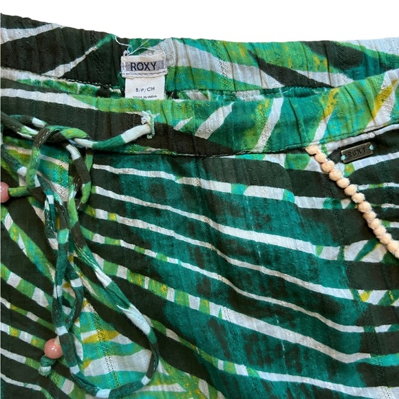 Roxy shorts - Size Small - Super cute and comfortable - Green Palm Tree Design - Picture 5 of 6